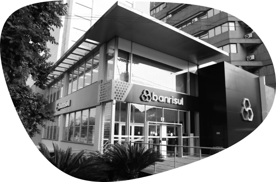 Photo of the facade of a Banrisul agency in black and white